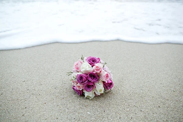 Ramo de flores de rosas blancas y rosadas en la playa —  Fotos de Stock