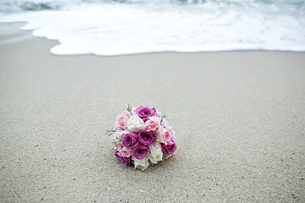 Ramo de flores de rosas blancas y rosadas en la playa —  Fotos de Stock