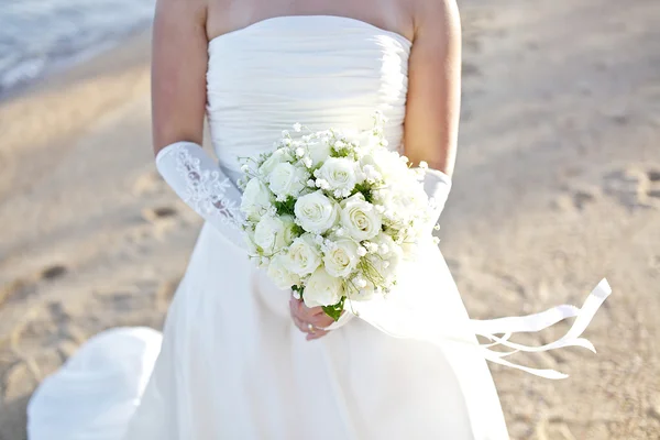 Noiva segurando buquê de casamento flor branca — Fotografia de Stock