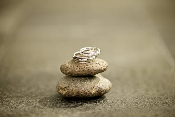 Anillos de boda en la piedra —  Fotos de Stock