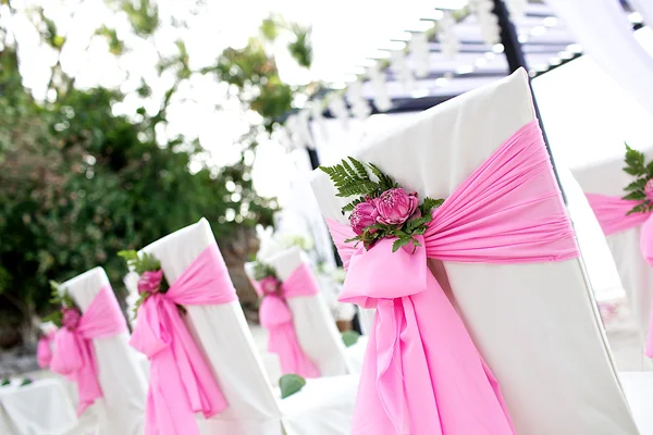 Çiçek dekorasyon sandalye, sahilde düğün mekanı — Stok fotoğraf