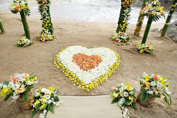 花卉装饰椅子上海滩婚礼场地 — 图库照片