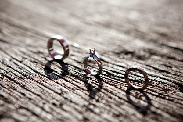 Anillos de boda sobre fondo de madera — Foto de Stock