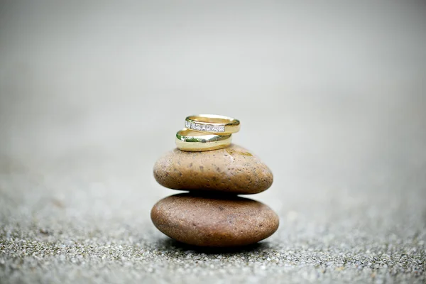 पत्थर पर शादी की अंगूठी — स्टॉक फ़ोटो, इमेज