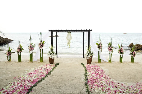 Decoração de flores no local do casamento na praia — Fotografia de Stock