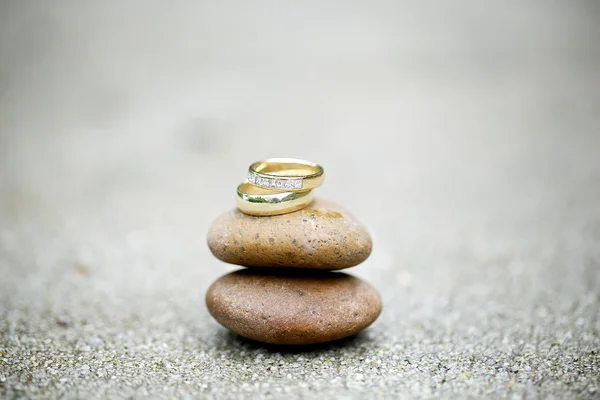 Anéis de casamento na pedra — Fotografia de Stock