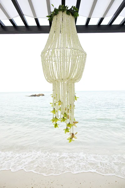 Decorazione floreale al matrimonio allestito luogo sulla spiaggia — Foto Stock