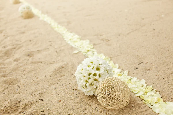 Blomma dekoration på bröllop inrättat plats på stranden — Stockfoto