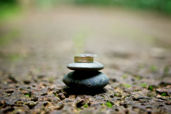 Wedding rings on the stone — Stock Photo, Image