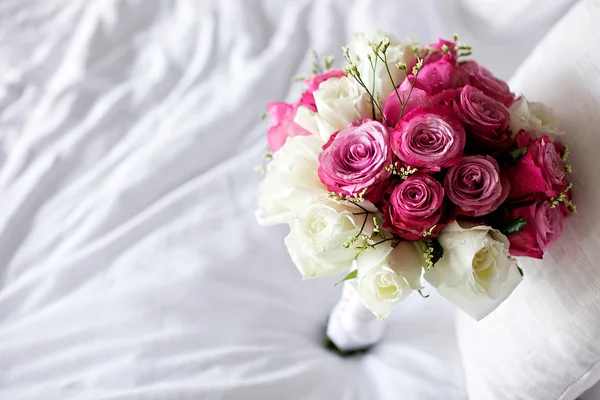 Ramo de boda rosa y blanca en la cama —  Fotos de Stock