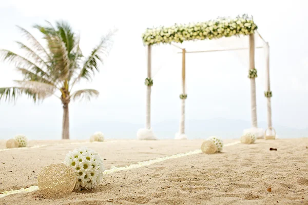 Decorazione floreale al luogo del matrimonio sulla spiaggia — Foto Stock