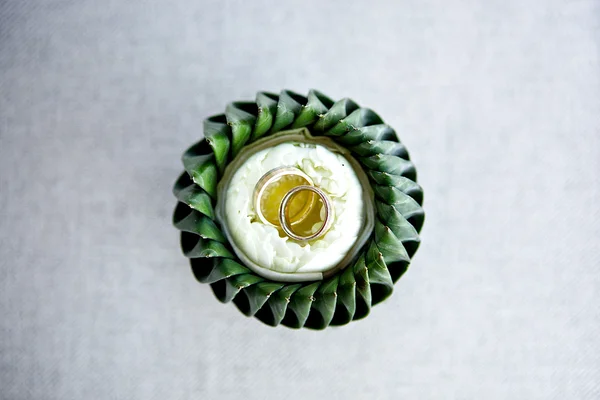 Anéis de casamento na decoração da flor — Fotografia de Stock