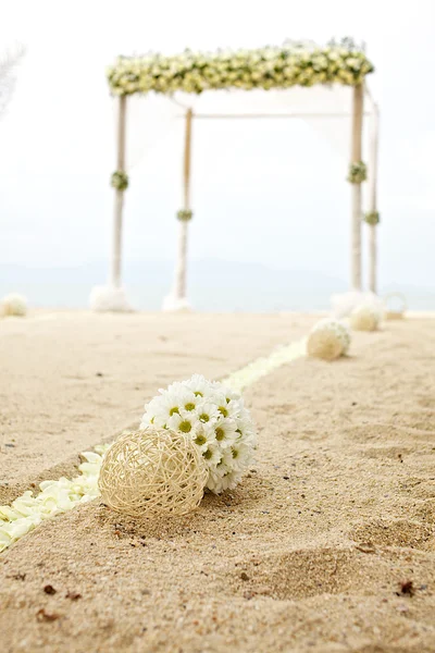 花装饰在沙滩上的婚礼场地 — 图库照片