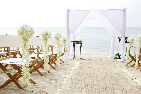 Decorazione floreale al luogo del matrimonio sulla spiaggia — Foto Stock