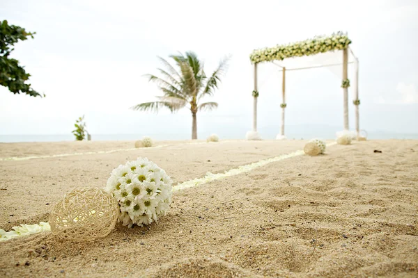 Decoração de flores no local do casamento na praia — Fotografia de Stock