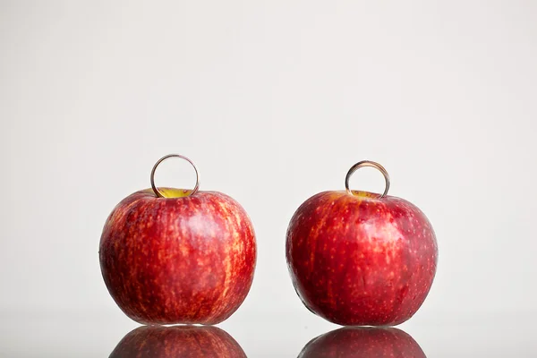 Anillos de boda en manzana roja con fondo blanco —  Fotos de Stock