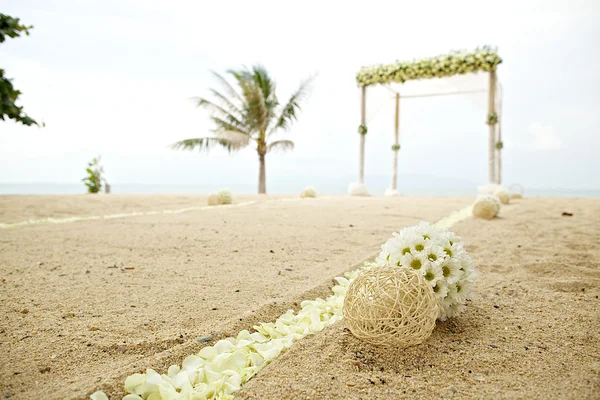 Dekoracje kwiatowe na miejsce ślubu na plaży — Zdjęcie stockowe