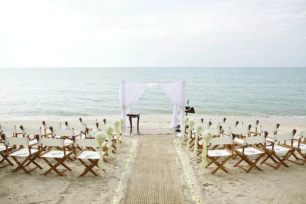 Bloem decoratie op bruiloft locatie op het strand — Stockfoto