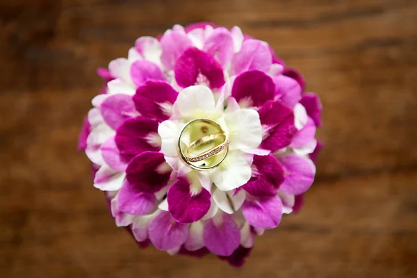 Anel de casamento no suporte da bandeja de flores — Fotografia de Stock