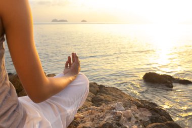 Genç kadın meditasyon yoga poz sahilde