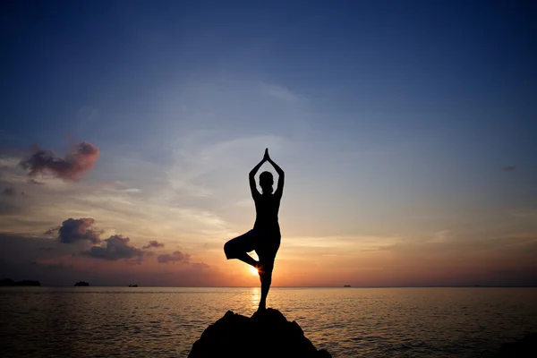 Young woman meditation yoga pose on the beach — Stock Photo, Image