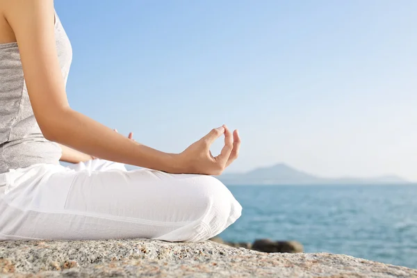 Jovem mulher meditação ioga pose na praia — Fotografia de Stock