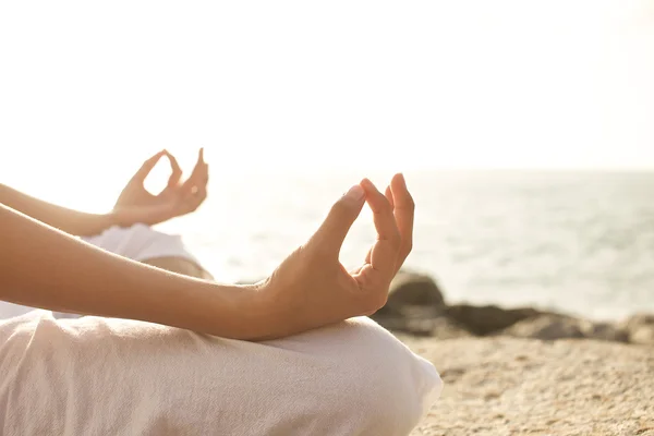 Jovem mulher meditação ioga pose na praia — Fotografia de Stock