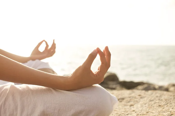 Genç kadın meditasyon yoga poz sahilde