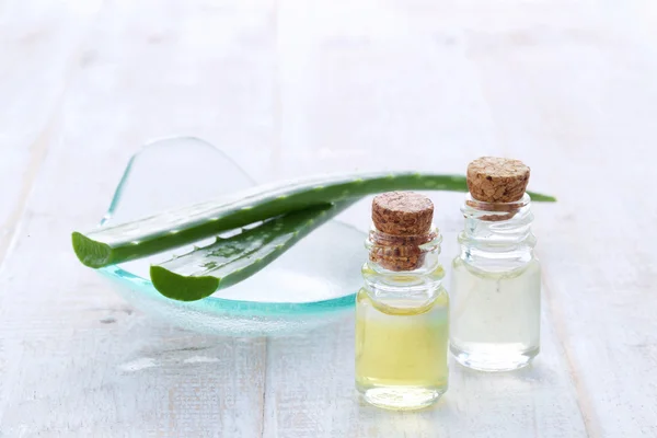 Frische Aloe Vera mit Aromaöl auf Holzhintergrund — Stockfoto