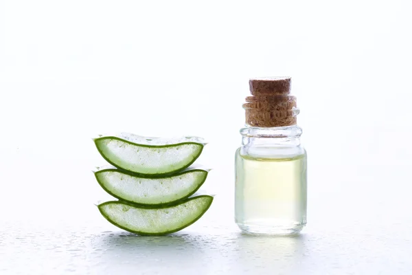 Färsk aloe vera med aromaolja på fukt bakgrund — Stockfoto