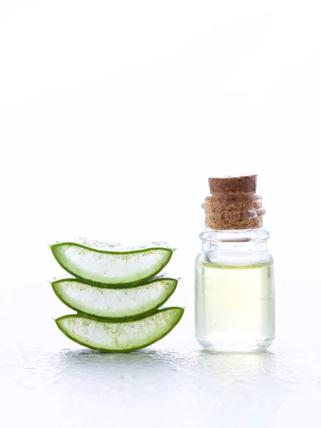 Aloe vera frais avec huile aromatique sur fond d'humidité — Photo