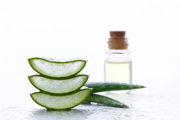 Aloe vera fresca con olio aromatico su fondo di umidità — Foto Stock