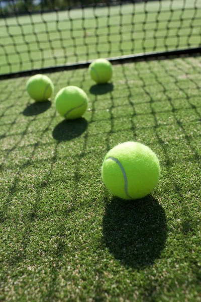 Balles de tennis sur le court de tennis herbe — Photo