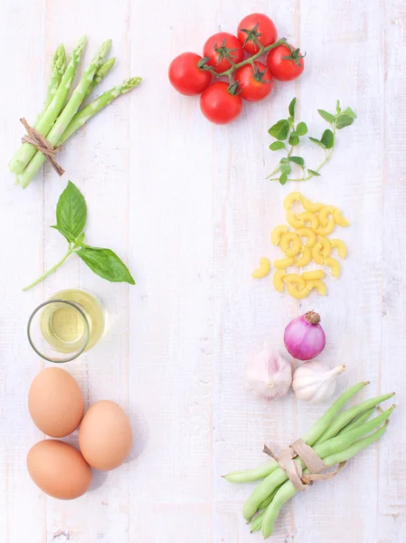 Italiaans eten achtergrond, met wijnstokken tomaten, asperges, basilicum, s — Stockfoto