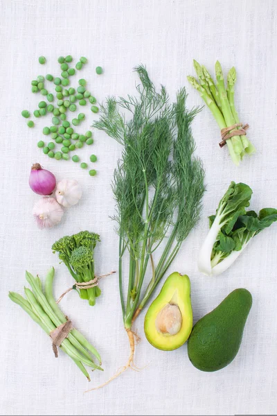 Verse groene groenten verscheidenheid op rustieke witte achtergrond van t — Stockfoto