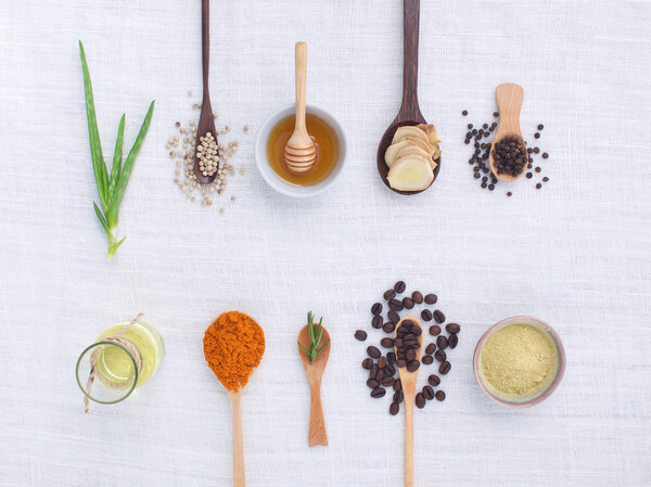 сорт трав на деревенском белом фоне сверху, масло, кофе
