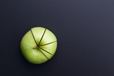 Yeşil elma kesme arka pano pasta grafiği şeklinde 