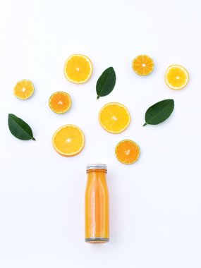sağlıklı içecek, Portakal dilim turuncu meyve suyuyla şişe