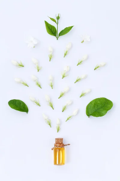 temel aroma yağı ile yasemin beyaz arka plan üzerinde