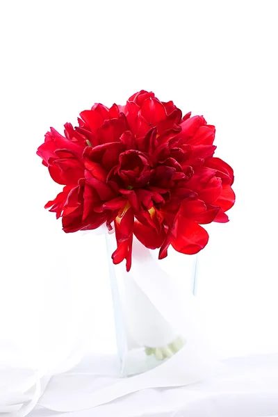 Ramo de boda de flores frescas rojas aisladas en el jarrón en blanco b —  Fotos de Stock