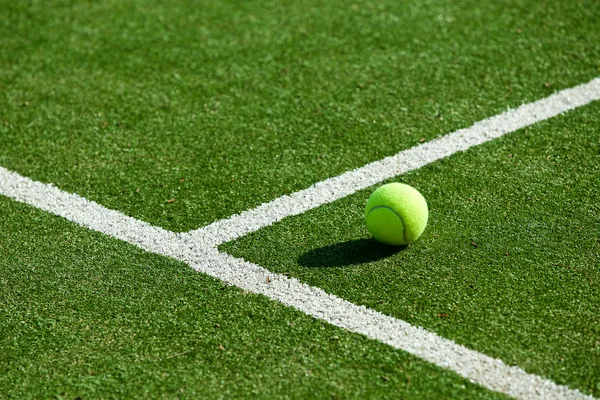 Balle de tennis sur le court de tennis herbe — Photo