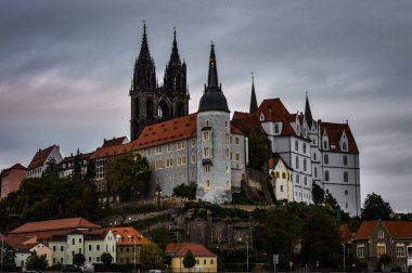 Miessen Kalesi bulutlu bir günde küçük Alman köyünün üzerinde yükseliyor.