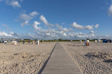 Harlesiel 'de plaj sepetleri var. Harlesiel, Almanya 'nın Kuzey Denizi kıyısında yer alan Doğu Frizya' da bir tatil beldesidir..