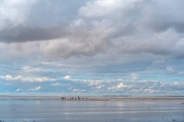 Harlesiel yakınlarındaki Wadden Denizi Ulusal Parkı 'nın manzarası. Harlesiel, Almanya 'nın Kuzey Denizi kıyısında yer alan Doğu Frizya' da bir tatil beldesidir..