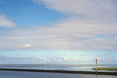Harlesiel 'deki Wadden Sea Ulusal Parkı' nda taş damızlık manzarası. Harlesiel, Almanya 'nın Kuzey Denizi kıyısında yer alan Doğu Frizya' da bir tatil beldesidir..