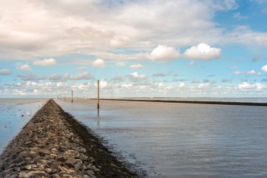 Harlesiel 'deki Wadden Sea Ulusal Parkı' nda taş damızlık manzarası. Harlesiel, Almanya 'nın Kuzey Denizi kıyısında yer alan Doğu Frizya' da bir tatil beldesidir..