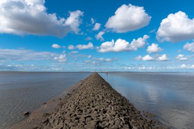 Harlesiel 'deki Wadden Sea Ulusal Parkı' nda taş damızlık manzarası. Harlesiel, Almanya 'nın Kuzey Denizi kıyısında yer alan Doğu Frizya' da bir tatil beldesidir..