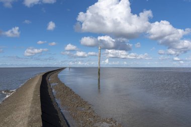 Harlesiel 'deki Wadden Sea Ulusal Parkı' nda taş damızlık manzarası. Harlesiel, Almanya 'nın Kuzey Denizi kıyısında yer alan Doğu Frizya' da bir tatil beldesidir..