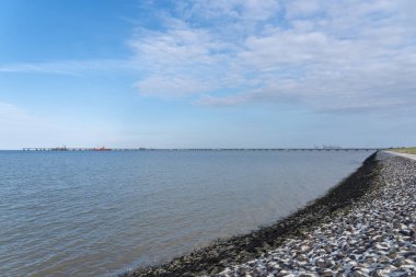 Hooksieler dış limanındaki manzara. Hooksiel Doğu Frizya 'da bir tatil beldesidir ve Almanya' da Kuzey Denizi kıyısında yer almaktadır..