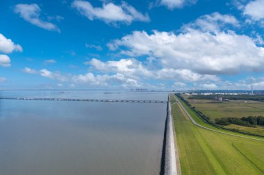 Wilhelmshaven rafinerisi ve konteyner terminali ile Hooksiel yakınlarındaki kıyı manzarası.